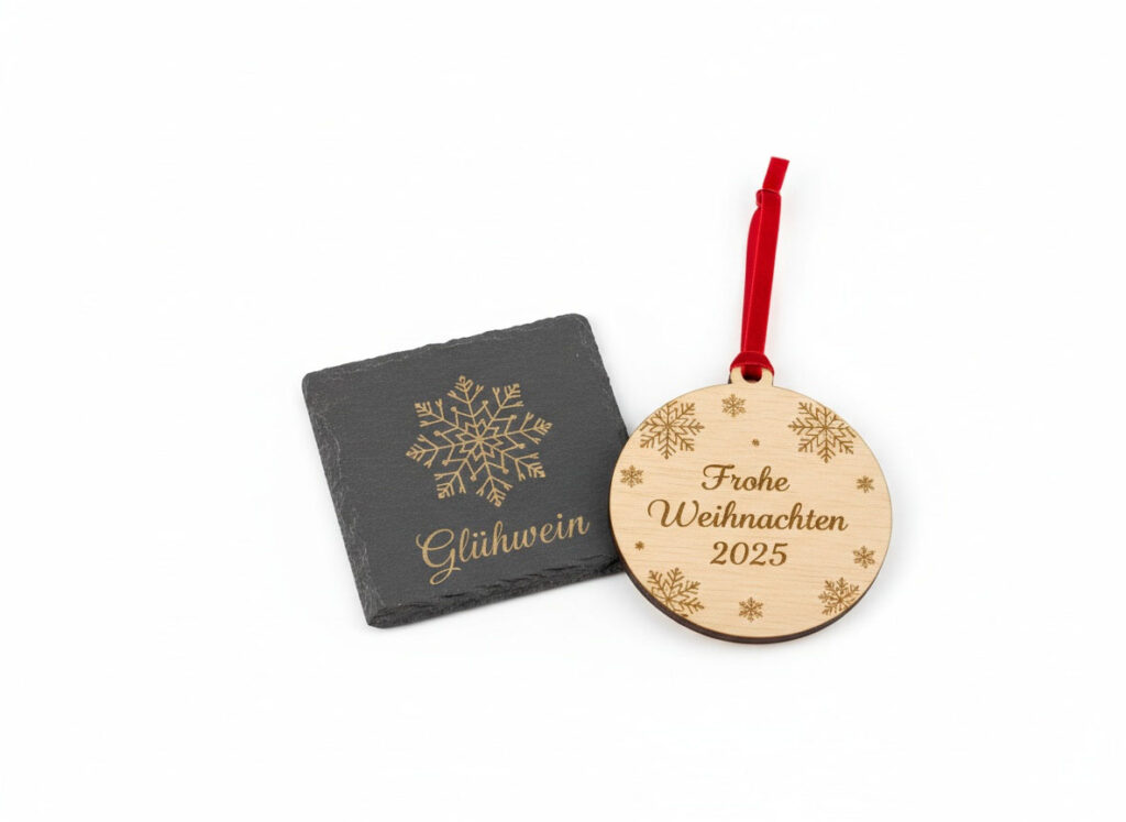 Personalisierte Weihnachtsgeschenke: Hölzerner Christbaumschmuck und Schieferuntersetzer mit Gravur