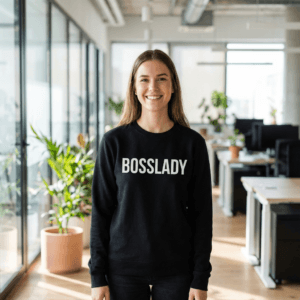 Selbstbewusste Frau trägt Bosslady Sweatshirt - Lifestyle-Foto