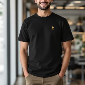 Person trägt schwarzes T-Shirt mit Firmenlogo - Lifestyle-Foto