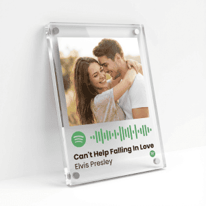 Nahaufnahme einer personalisierten "Schallplatte" mit Foto, Songtitel und Namen als romantisches Geschenk.